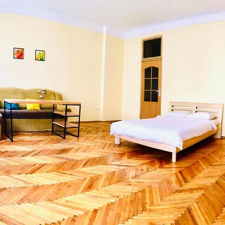 Apartment Near Opera On Horodotska 11 리비프 외부 사진